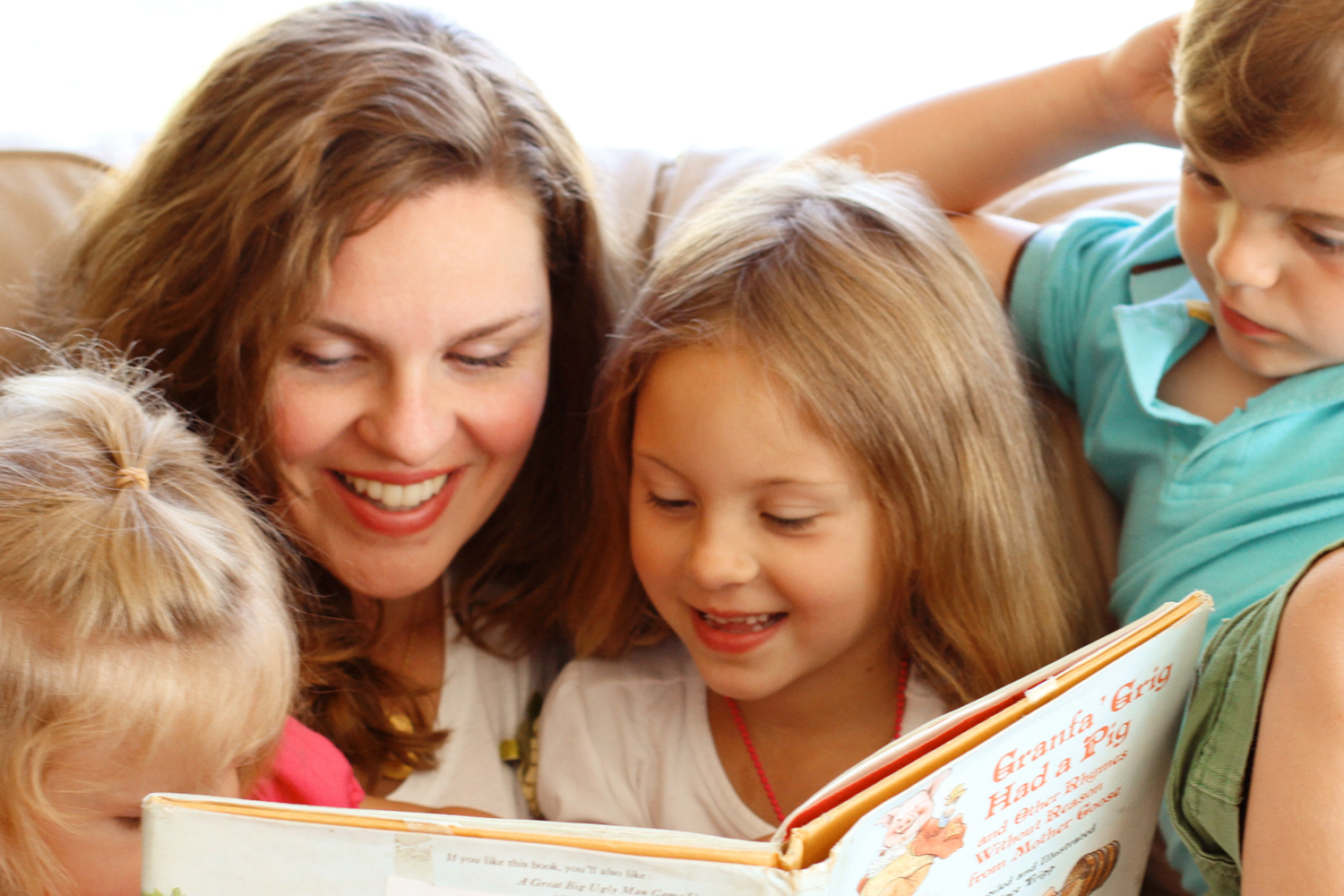 Международный день почитай мне. Чтение для детей. Чтение книг детям. Ребенок читает книгу. Мама читает книгу ребенку.